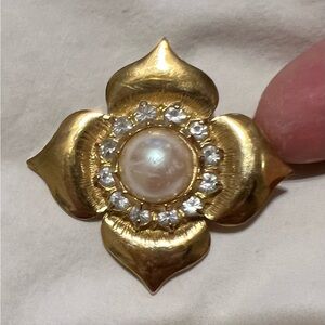 Gold-Tone Vintage Pearl & Crystal Floral Brooch - Elegant Women's Jewelry